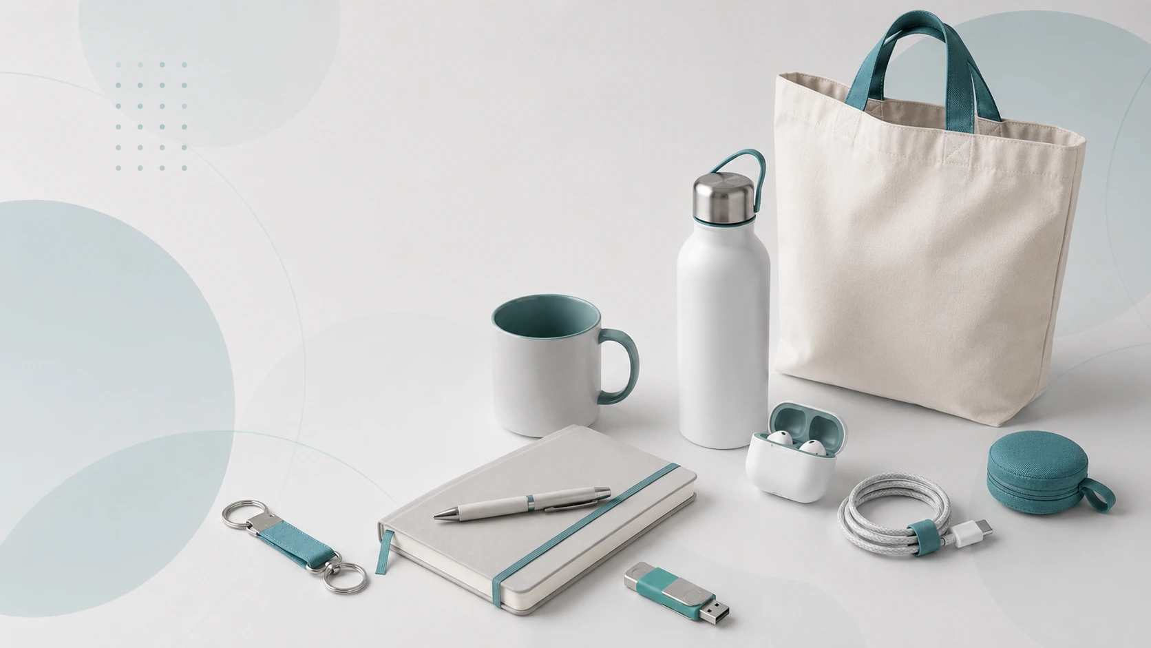 Sélection d’objets publicitaires personnalisés avec tote bag, gourde, mug, carnet, stylo et accessoires sur fond clair