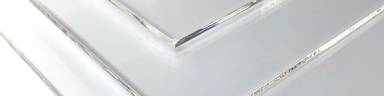 Détail d’un support Plexi pour plaque ou signalétique intérieure soignée