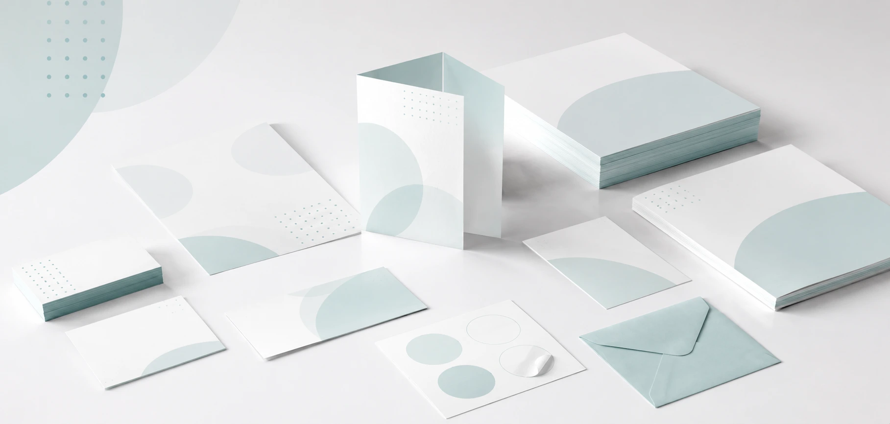 Sélection de supports imprimés comprenant cartes, dépliants, brochures, enveloppes et documents sur différents formats